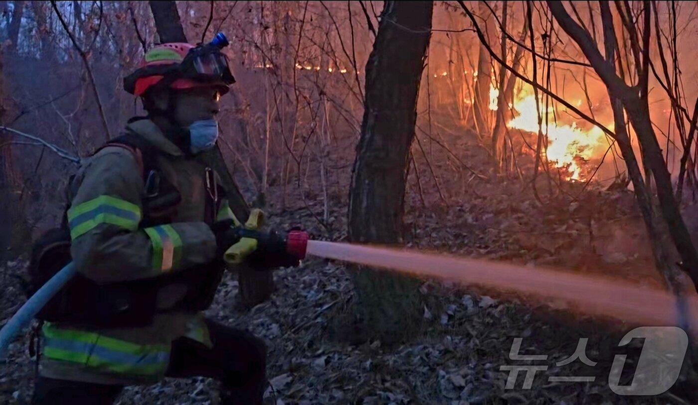본문 이미지 - 10일 오후 3시 14분쯤 경북 의성군 의성읍 비봉리의 한 야산에서 대형 산불이 발생해 소방 당국이 대응2단계를 발령하고 진화에 나서고 있다. (경북소방안전본부 제공. 재판매 및 DB 금지) /뉴스1