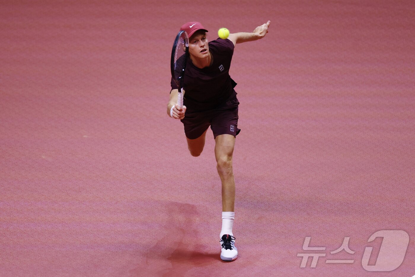 본문 이미지 - 신네르가 10일 인천 중구 인스파이어 아레나에서 열린 '현대카드 슈퍼매치 14'에서 알카라스와 경기하고 있다 ⓒ 로이터=뉴스1