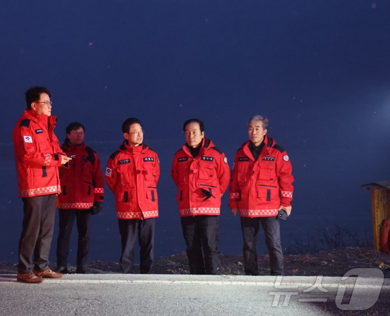 (안동=뉴스1) 김대벽기자 = 이철우 경북지사는 10일 오후 3시 14분쯤 의성군 의성읍 비봉리 일대에서 발생한 산불과 관련해 긴급 대응 지시를 내리고, 현장을 찾아 직접 산불 진 …