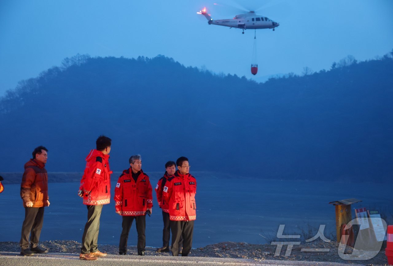 (안동=뉴스1) 김대벽기자 = 이철우 경북지사는 10일 오후 3시 14분쯤 의성군 의성읍 비봉리 일대에서 발생한 산불과 관련해 긴급 대응 지시를 내리고, 현장을 찾아 직접 산불 진 …