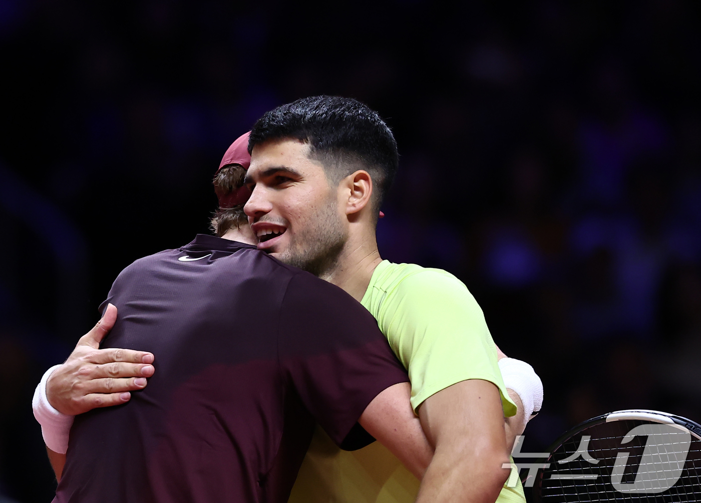 (인천=뉴스1) 김민지 기자 = 카를로스 알카라스가 10일 오후 인천 중구 인스파이어 아레나에서 열린 현대카드 슈퍼매치 14 얀니크 신네르와의 경기에서 승리한 뒤 포옹하고 있다. …