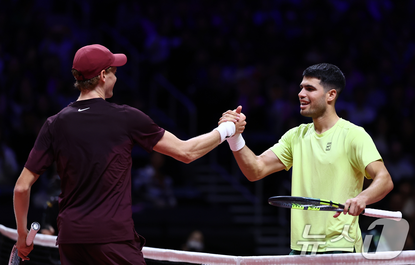 (인천=뉴스1) 김민지 기자 = 카를로스 알카라스가 10일 오후 인천 중구 인스파이어 아레나에서 열린 현대카드 슈퍼매치 14 얀니크 신네르와의 경기에서 승리한 뒤 함께 기뻐하고 있 …