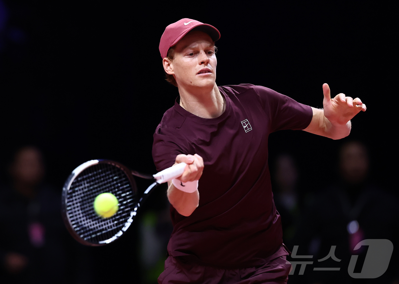 (인천=뉴스1) 김민지 기자 = 얀니크 신네르가 10일 오후 인천 중구 인스파이어 아레나에서 열린 '현대카드 슈퍼매치 14'에서 카를로스 알카라스와 경기를 치르고 있다. 2026. …