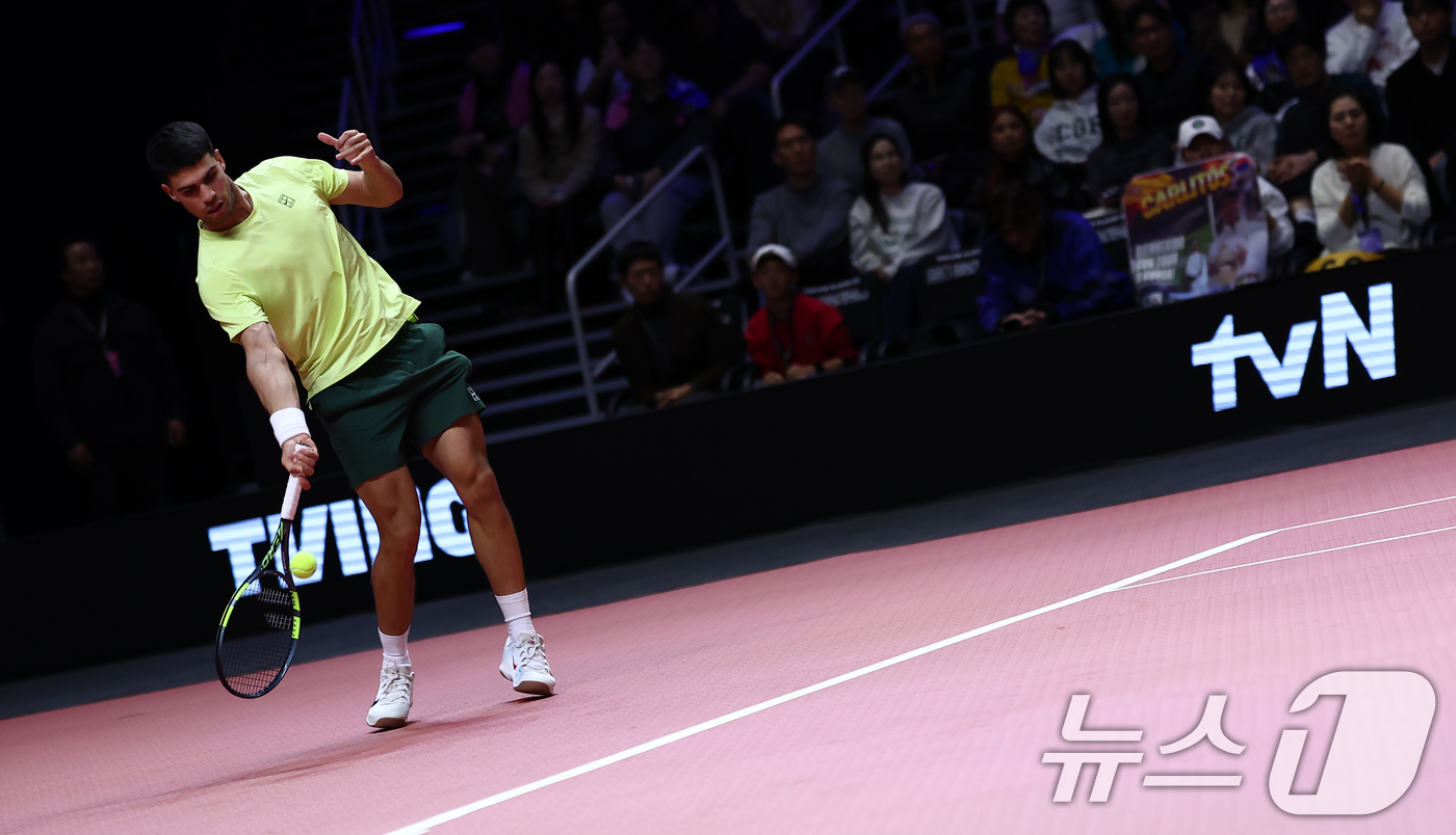 (인천=뉴스1) 김민지 기자 = 카를로스 알카라스가 10일 오후 인천 중구 인스파이어 아레나에서 열린 '현대카드 슈퍼매치 14'에서 얀니크 신네르와 경기를 치르고 있다. 2026. …