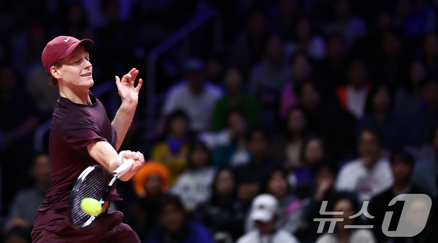 (인천=뉴스1) 김민지 기자 = 얀니크 신네르가 10일 오후 인천 중구 인스파이어 아레나에서 열린 '현대카드 슈퍼매치 14'에서 카를로스 알카라스와 경기를 치르고 있다. 2026. …