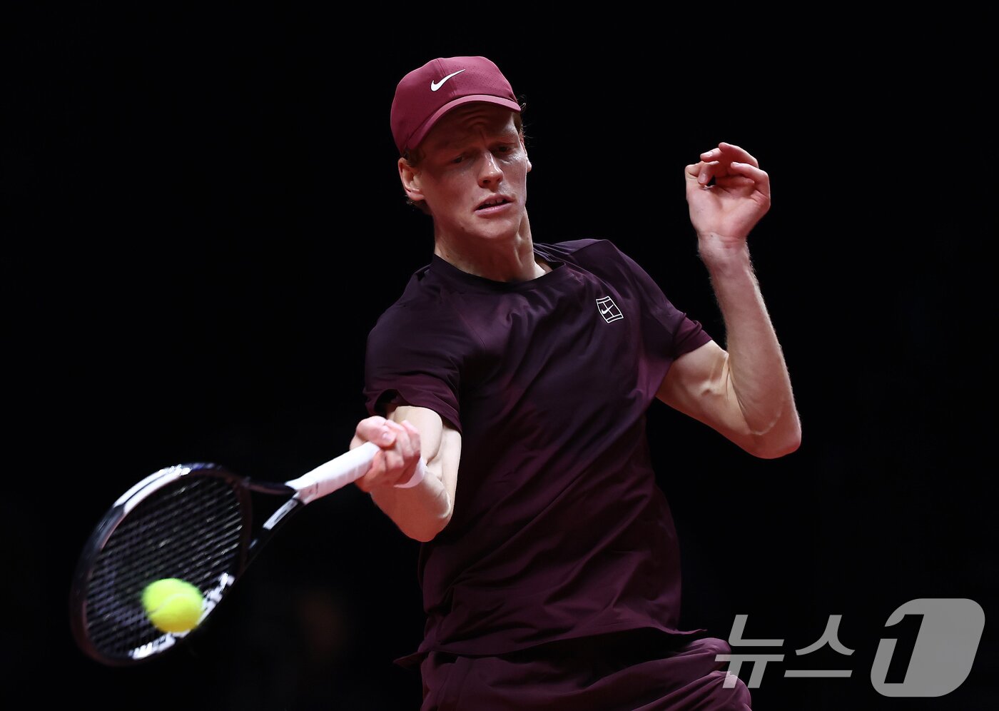 본문 이미지 - 얀니크 신네르가 10일 오후 인천 중구 인스파이어 아레나에서 열린 '현대카드 슈퍼매치 14'에서 카를로스 알카라스와 경기를 치르고 있다. 2026.1.10/뉴스1 ⓒ News1 김민지 기자