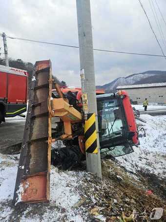 본문 이미지 - 횡성 안흥면 트랙터 사고 현장 사진.(강원도소방본부 제공. 재판매 및 DB금지)/뉴스1