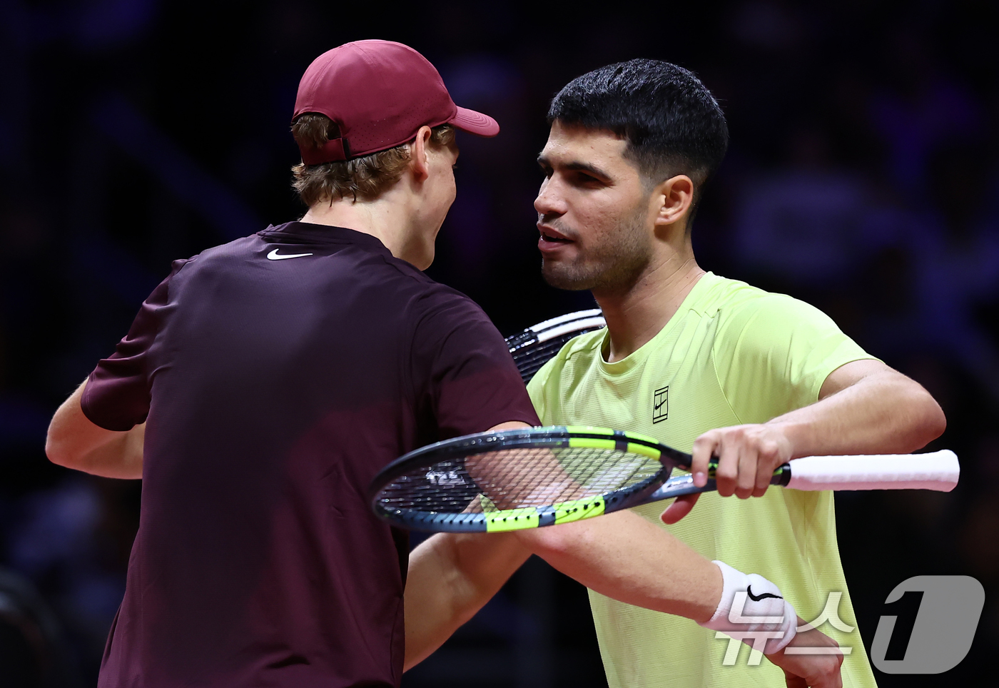 (인천=뉴스1) 김민지 기자 = 카를로스 알카라스가 10일 오후 인천 중구 인스파이어 아레나에서 열린 현대카드 슈퍼매치 14 얀니크 신네르와의 경기에서 승리한 뒤 포옹하고 있다. …