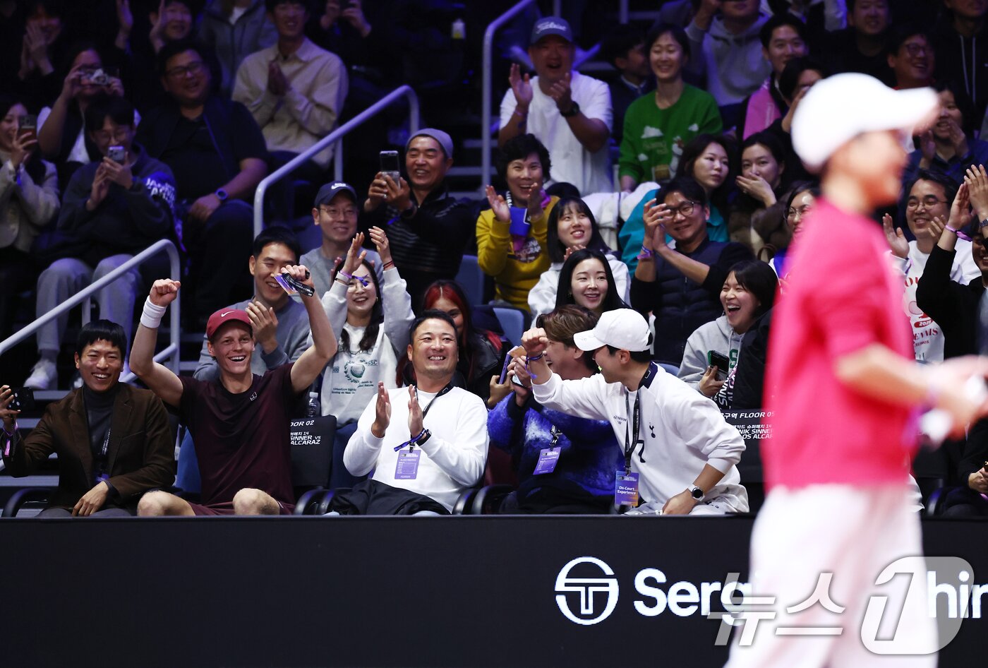 본문 이미지 - 얀니크 신네르가 10일 오후 인천 중구 인스파이어 아레나에서 열린 '현대카드 슈퍼매치 14'에서 카를로스 알카라스와 경기 도중 관중석 어린이 팬에게 알카라스와 경기를 이어가게 한 뒤 아이가 득점하자 기뻐하고 있다. 2026.1.10/뉴스1 ⓒ News1 김민지 기자