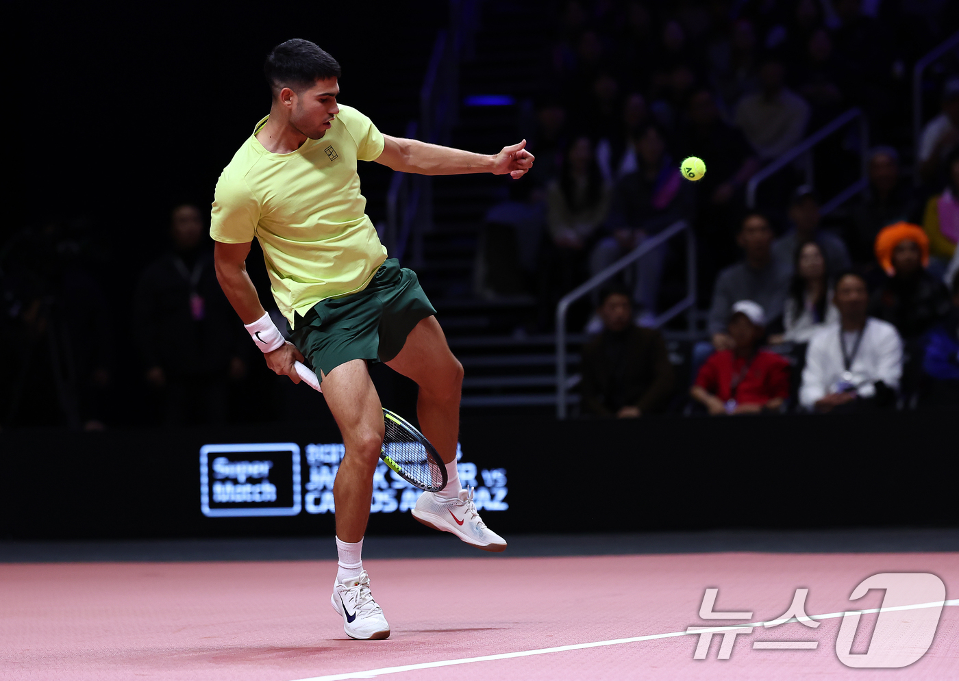 (인천=뉴스1) 김민지 기자 = 카를로스 알카라스가 10일 오후 인천 중구 인스파이어 아레나에서 열린 '현대카드 슈퍼매치 14'에서 얀니크 신네르와 경기를 치르고 있다. 2026. …