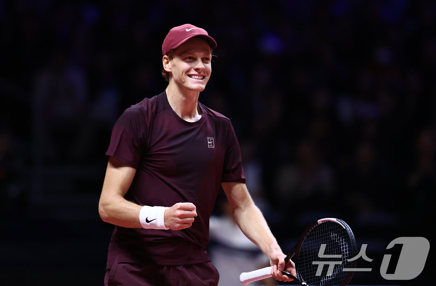 본문 이미지 - 얀니크 신네르가 10일 오후 인천 중구 인스파이어 아레나에서 열린 '현대카드 슈퍼매치 14'에서 카를로스 알카라스와 경기에서 득점 후 미소를 보이고 있다. 2026.1.10/뉴스1 ⓒ News1 김민지 기자