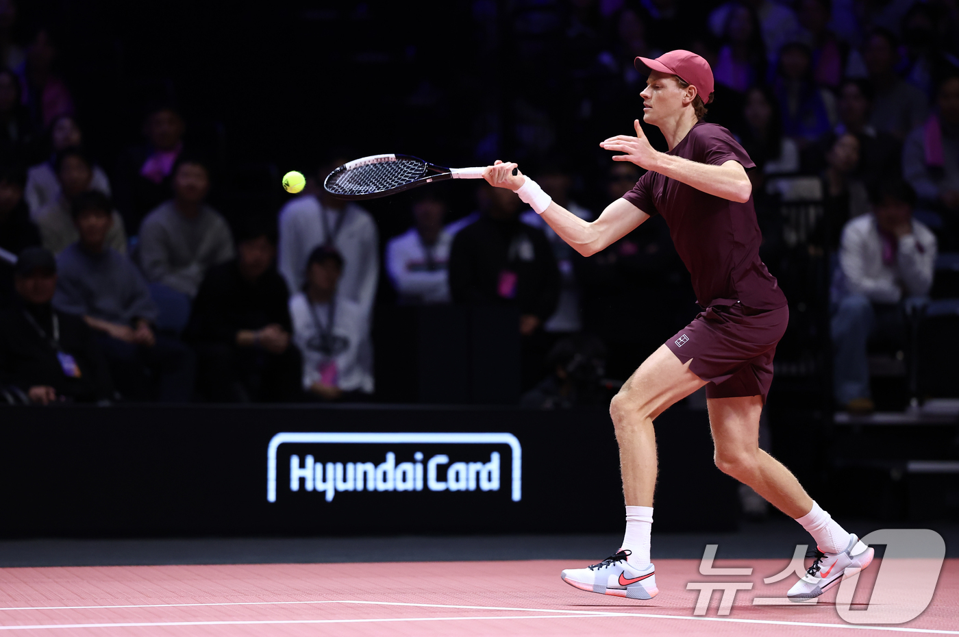 (인천=뉴스1) 김민지 기자 = 얀니크 신네르가 10일 오후 인천 중구 인스파이어 아레나에서 열린 '현대카드 슈퍼매치 14'에서 카를로스 알카라스와 경기를 치르고 있다. 2026. …