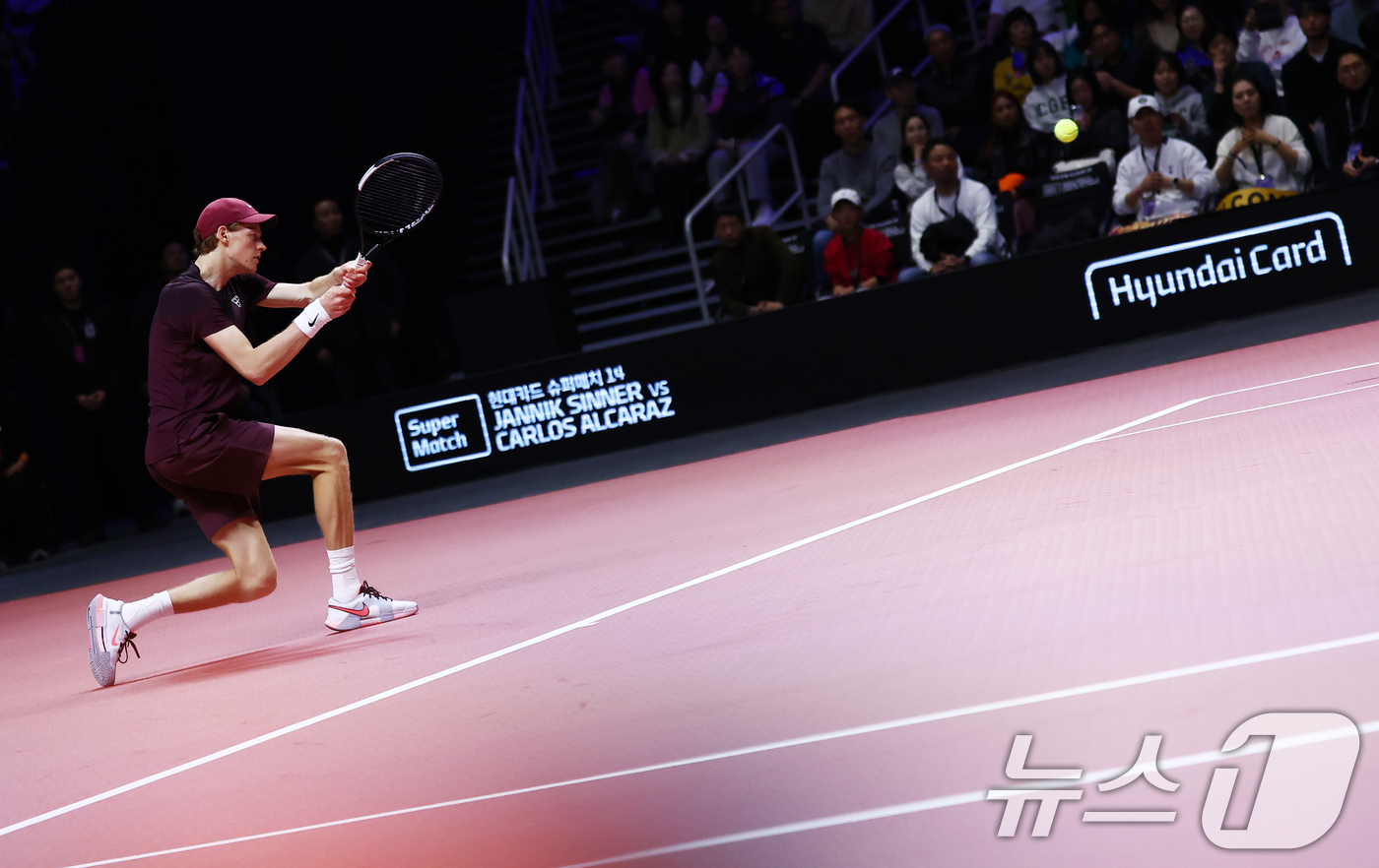 (인천=뉴스1) 김민지 기자 = 얀니크 신네르가 10일 오후 인천 중구 인스파이어 아레나에서 열린 '현대카드 슈퍼매치 14'에서 카를로스 알카라스와 경기를 치르고 있다. 2026. …