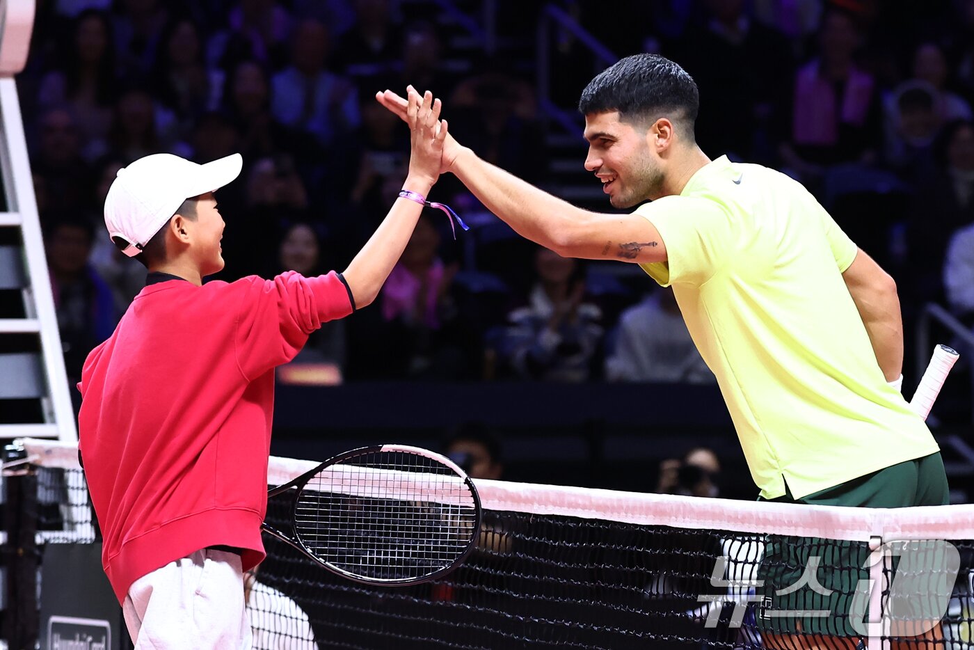 본문 이미지 - 카를로스 알카라스가 10일 오후 인천 중구 인스파이어 아레나에서 열린 현대카드 슈퍼매치 14 얀니크 신네르와의 경기 도중 관중석 어린이 팬과 랠리한 후 하이파이브 하고 있다. 2026.1.10/뉴스1 ⓒ News1 김민지 기자