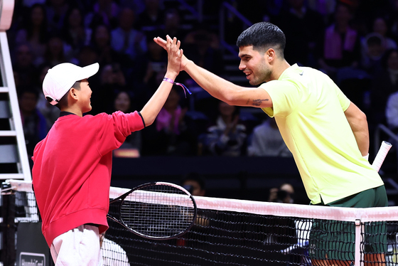 알카라스, 테니스 꿈나무와 하이파이브