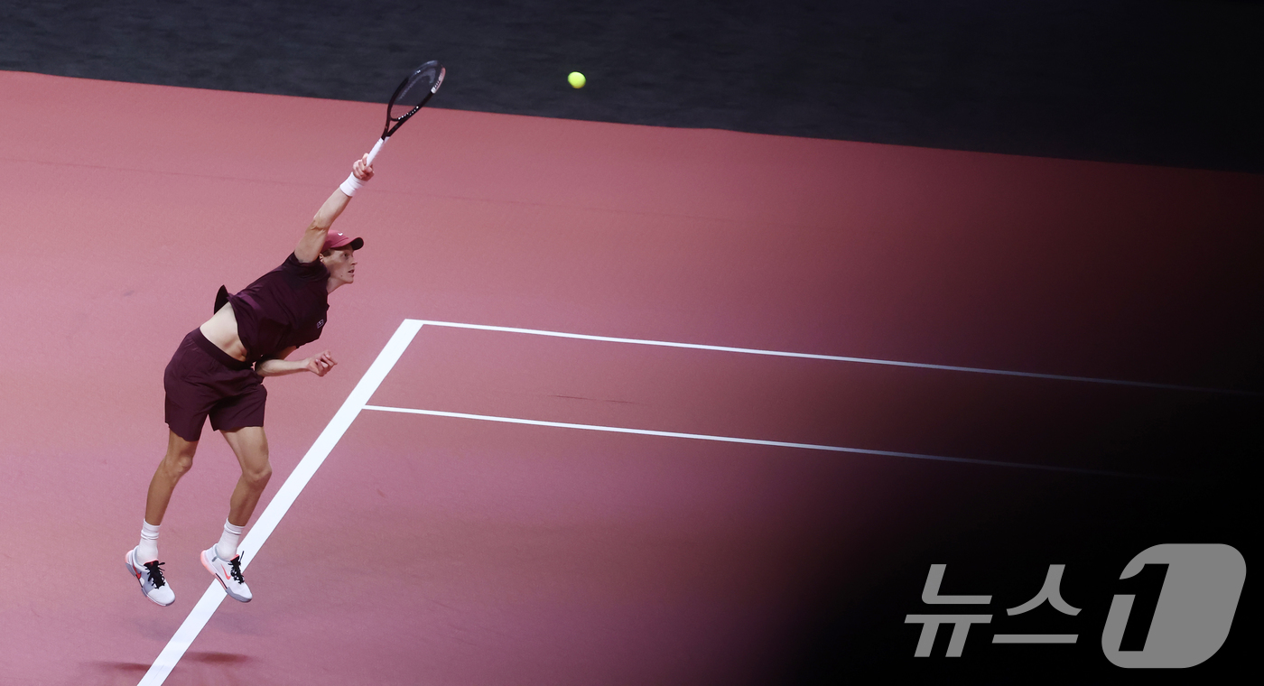 (인천=뉴스1) 김민지 기자 = 얀니크 신네르가 10일 오후 인천 중구 인스파이어 아레나에서 열린 '현대카드 슈퍼매치 14'에서 카를로스 알카라스와 경기를 치르고 있다. 2026. …