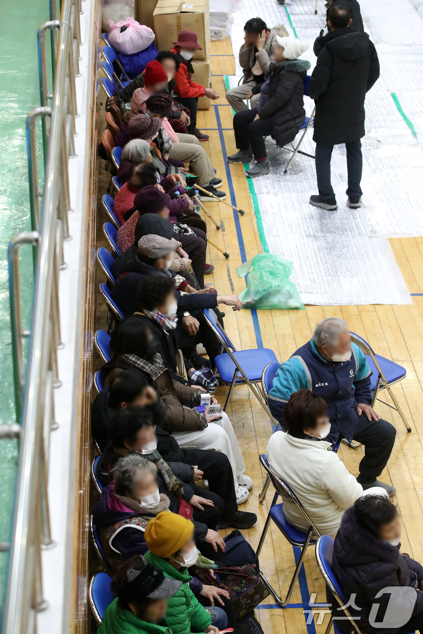 (의성=뉴스1) 공정식 기자 = 10일 오후 경북 의성군 의성읍 비봉리 한 야산에서 불이 나 인근 마을 주민들이 의성체육관으로 대피해 있다. 2026.1.10/뉴스1