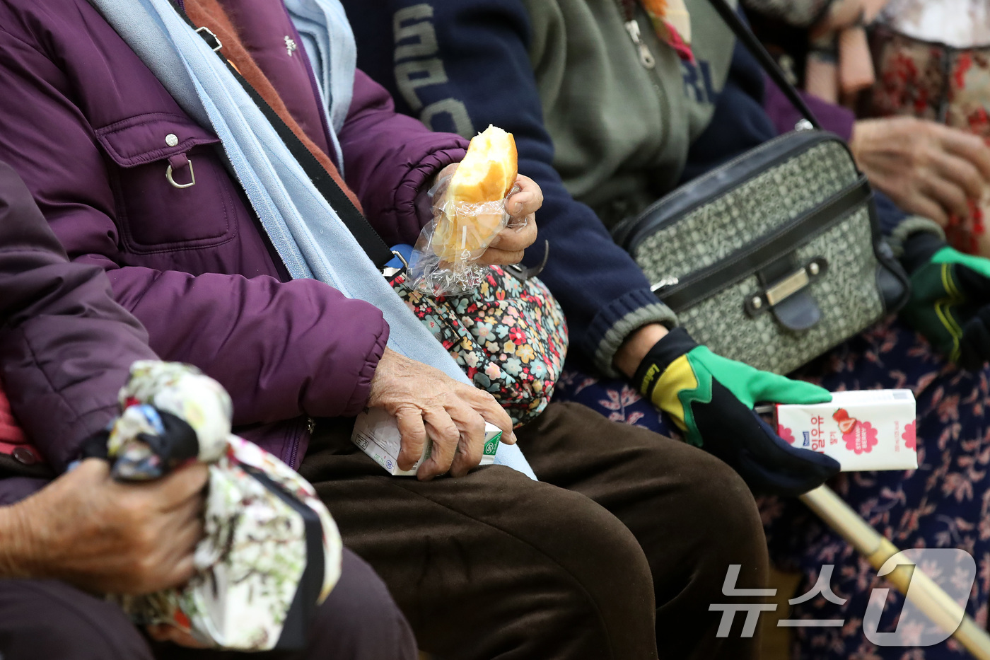 (의성=뉴스1) 공정식 기자 = 10일 오후 경북 의성군 의성읍 비봉리 한 야산에서 불이 나 인근 마을 주민들이 의성체육관으로 대피한 가운데 어르신들이 빵과 우유로 저녁 식사를 해 …