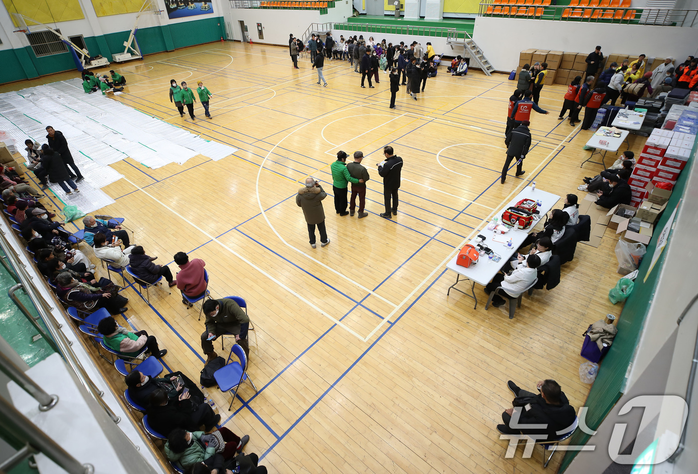 (의성=뉴스1) 공정식 기자 = 10일 오후 경북 의성군 의성읍 비봉리 한 야산에서 불이 나 인근 마을 주민들이 의성체육관으로 대피해 있다. 2026.1.10/뉴스1