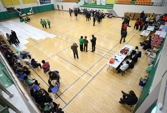 의성체육관으로 대피한 주민들