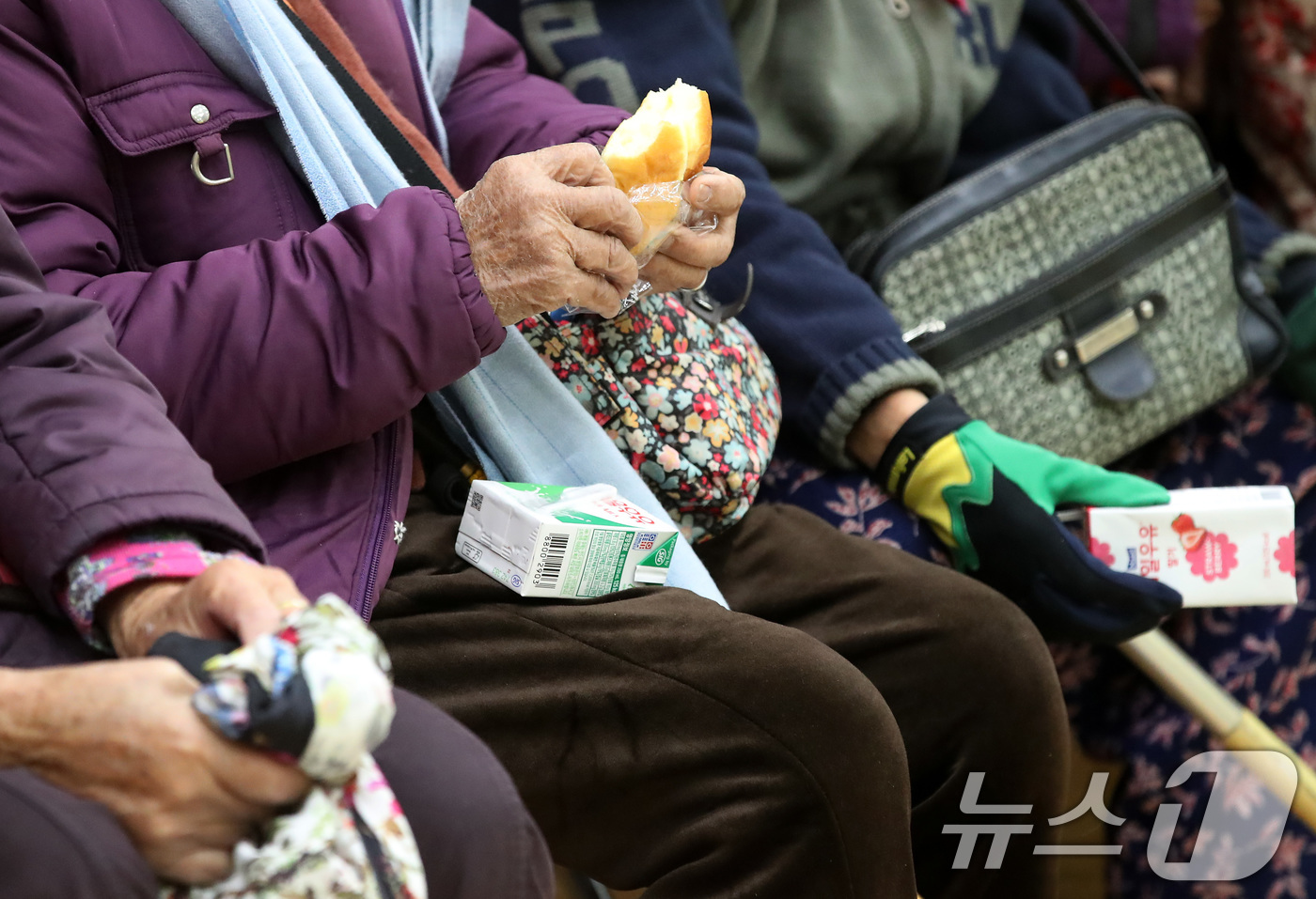 (의성=뉴스1) 공정식 기자 = 10일 오후 경북 의성군 의성읍 비봉리 한 야산에서 불이 나 인근 마을 주민들이 의성체육관으로 대피한 가운데 어르신들이 빵과 우유로 저녁 식사를 해 …
