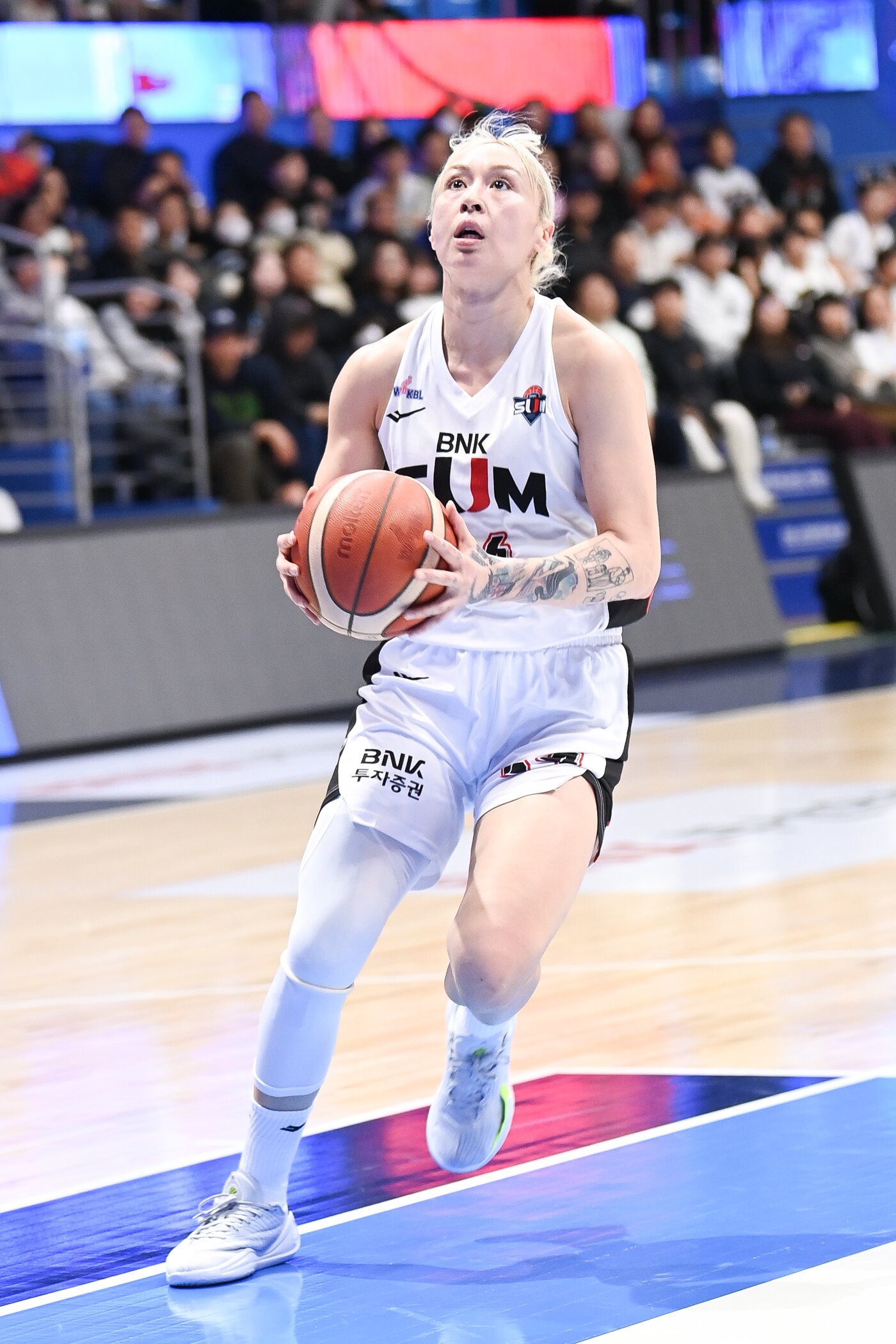 본문 이미지 - 여자농구 BNK 김소니아가 10일 신한은행과 경기에서 드리블을 하고 있다.(WKBL 제공)