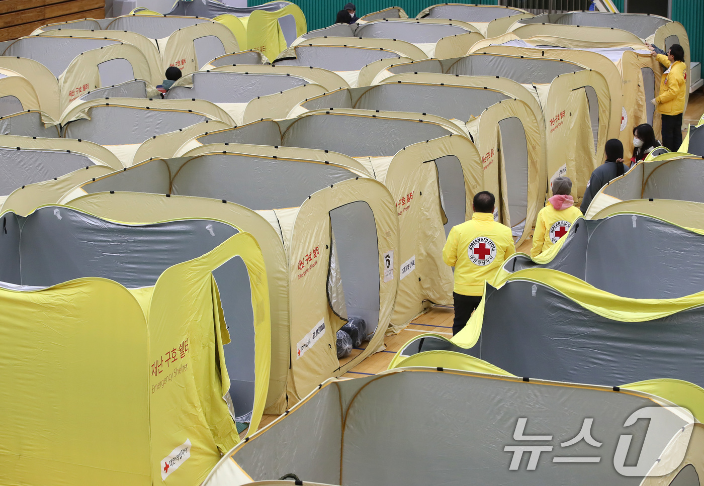 (의성=뉴스1) 공정식 기자 = 10일 오후 경북 의성군 의성읍 비봉리 한 야산에서 불이 나 인근 마을 주민들이 의성체육관으로 대피한 가운데 대한적십자사 경북지사와 의성군종합자원봉 …