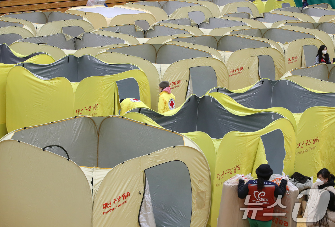 (의성=뉴스1) 공정식 기자 = 10일 오후 경북 의성군 의성읍 비봉리 한 야산에서 불이 나 인근 마을 주민들이 의성체육관으로 대피한 가운데 대한적십자사 경북지사와 의성군종합자원봉 …