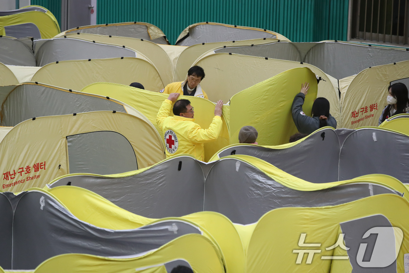 (의성=뉴스1) 공정식 기자 = 10일 오후 경북 의성군 의성읍 비봉리 한 야산에서 불이 나 인근 마을 주민들이 의성체육관으로 대피한 가운데 대한적십자사 경북지사와 의성군종합자원봉 …