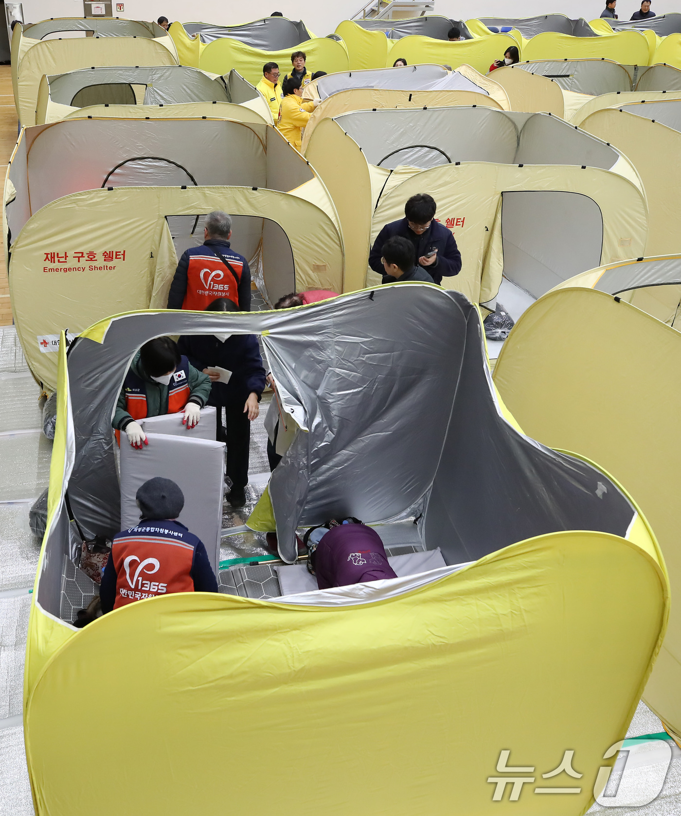 (의성=뉴스1) 공정식 기자 = 10일 오후 경북 의성군 의성읍 비봉리 한 야산에서 불이 나 인근 마을 주민들이 의성체육관으로 대피한 가운데 대한적십자사 경북지사와 의성군종합자원봉 …