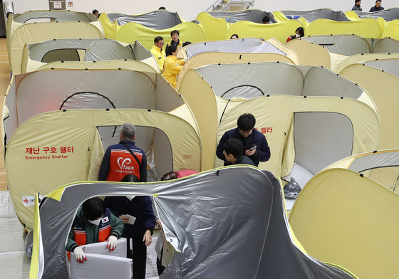 '날 밝을 때까지라도 좀 쉬세요'