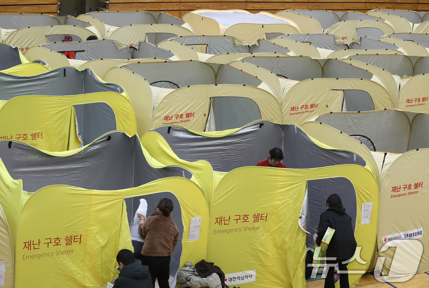 (의성=뉴스1) 공정식 기자 = 10일 오후 경북 의성군 의성읍 비봉리 한 야산에서 불이 나 인근 마을 주민들이 의성체육관으로 대피한 가운데 대한적십자사 경북지사와 의성군종합자원봉 …