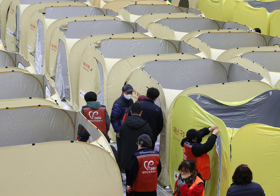 재난 구호 쉘터 설치되는 의성체육관