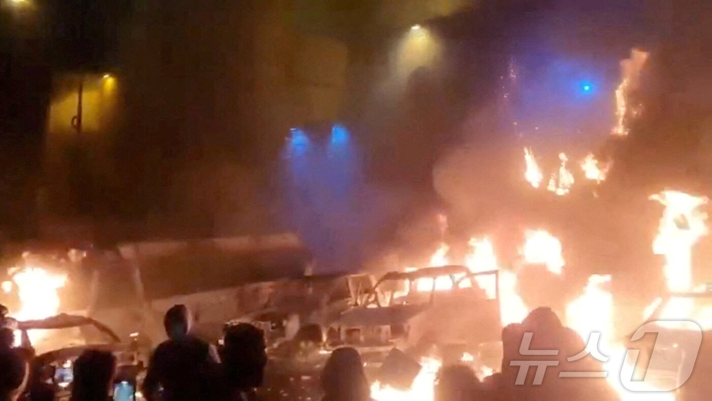 본문 이미지 - 이란 수도 테헤란에서 반정부 시위가 격화되고 있는 가운데 9일(현지시간) 차량들이 불길에 휩싸여 있다. 사진은 소셜미디어 영상 갈무리. 2025.1.9./뉴스1 ⓒ 로이터=뉴스1 ⓒ News1 이창규 기자