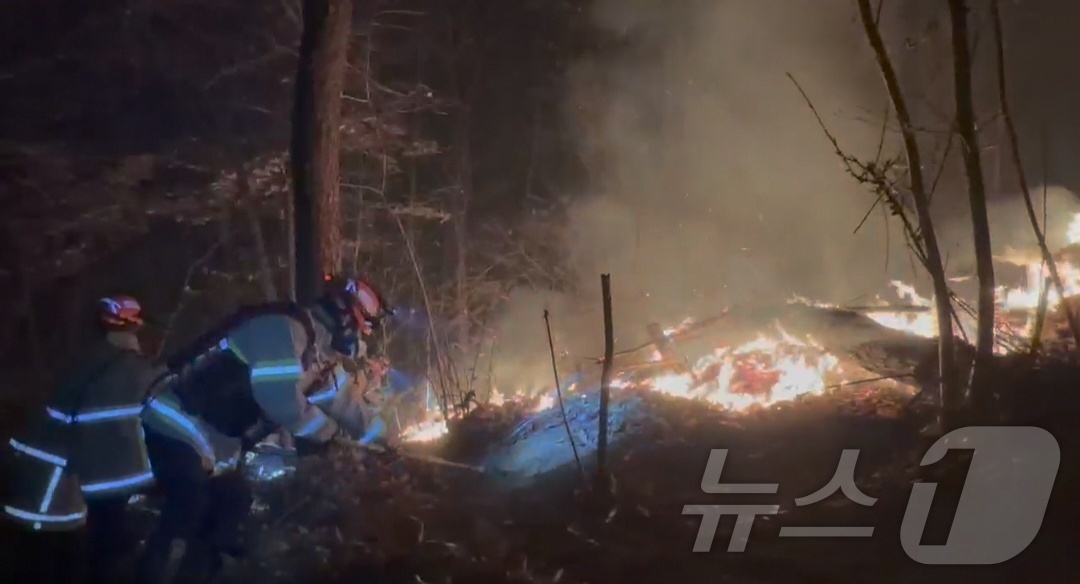 (의성=뉴스1) 이성덕 기자 = 10일 오후 경북 의성군 의성읍 비봉리에서 발생한 산불의 주불이 잡힌 현장에서 소방대원들이 잔불 정리 작업을 이어가고 있다.소방 당국은 재발화 가능 …