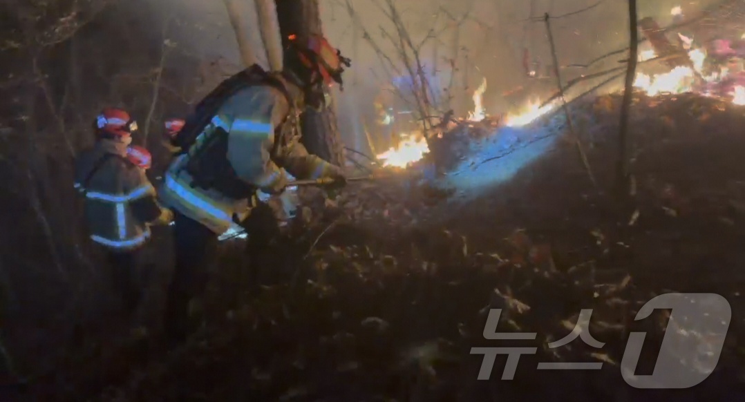 (의성=뉴스1) 이성덕 기자 = 10일 오후 경북 의성군 의성읍 비봉리에서 발생한 산불의 주불이 잡힌 현장에서 소방대원들이 잔불 정리 작업을 이어가고 있다.소방 당국은 재발화 가능 …
