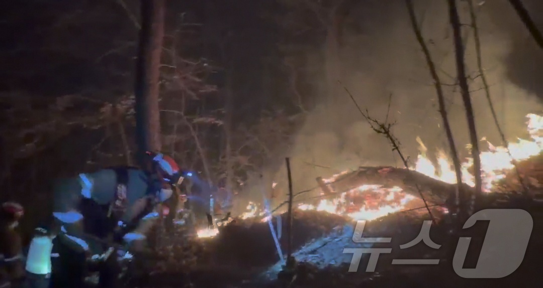 (의성=뉴스1) 이성덕 기자 = 10일 오후 경북 의성군 의성읍 비봉리에서 발생한 산불의 주불이 잡힌 현장에서 소방대원들이 잔불 정리 작업을 이어가고 있다.소방 당국은 재발화 가능 …