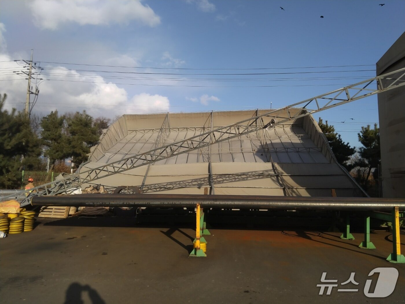 본문 이미지 - 10일 오후 3시 32분께 전북 김제시 백산면의 한 공장에서 강풍에 구조물이 날아가 붕괴된 모습.(전북 소방 제공. 재판매 및 DB 금지)