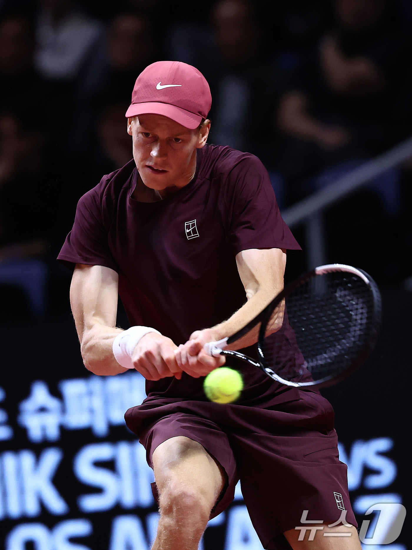 (인천=뉴스1) 김민지 기자 = 얀니크 신네르가 10일 오후 인천 중구 인스파이어 아레나에서 열린 '현대카드 슈퍼매치 14'에서 카를로스 알카라스와 경기를 치르고 있다. 2026. …