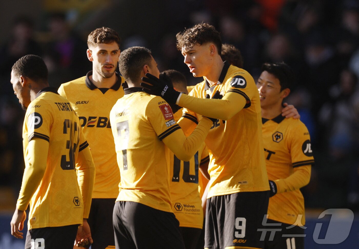 본문 이미지 - 울버햄튼은 10일(한국시간) 영국 울버햄튼의 몰리뉴 스타디움에서 열린 2025-26 FA컵 3라운드(64강) 슈루즈베리와 홈 경기에서 예르겐 스트란 라르센(9번)의 해트트릭을 앞세워 6-1 대승을 거뒀다 ⓒ 로이터=뉴스1