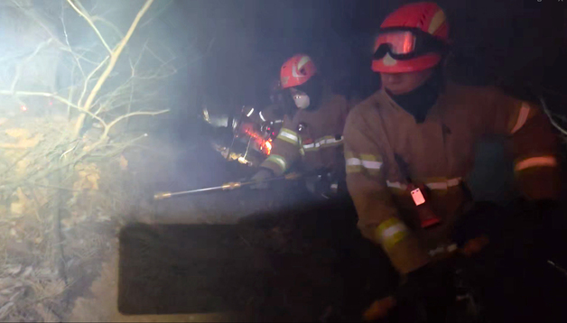 의성 산불 잔불 정리 총력…날 밝는 대로 헬기 투입