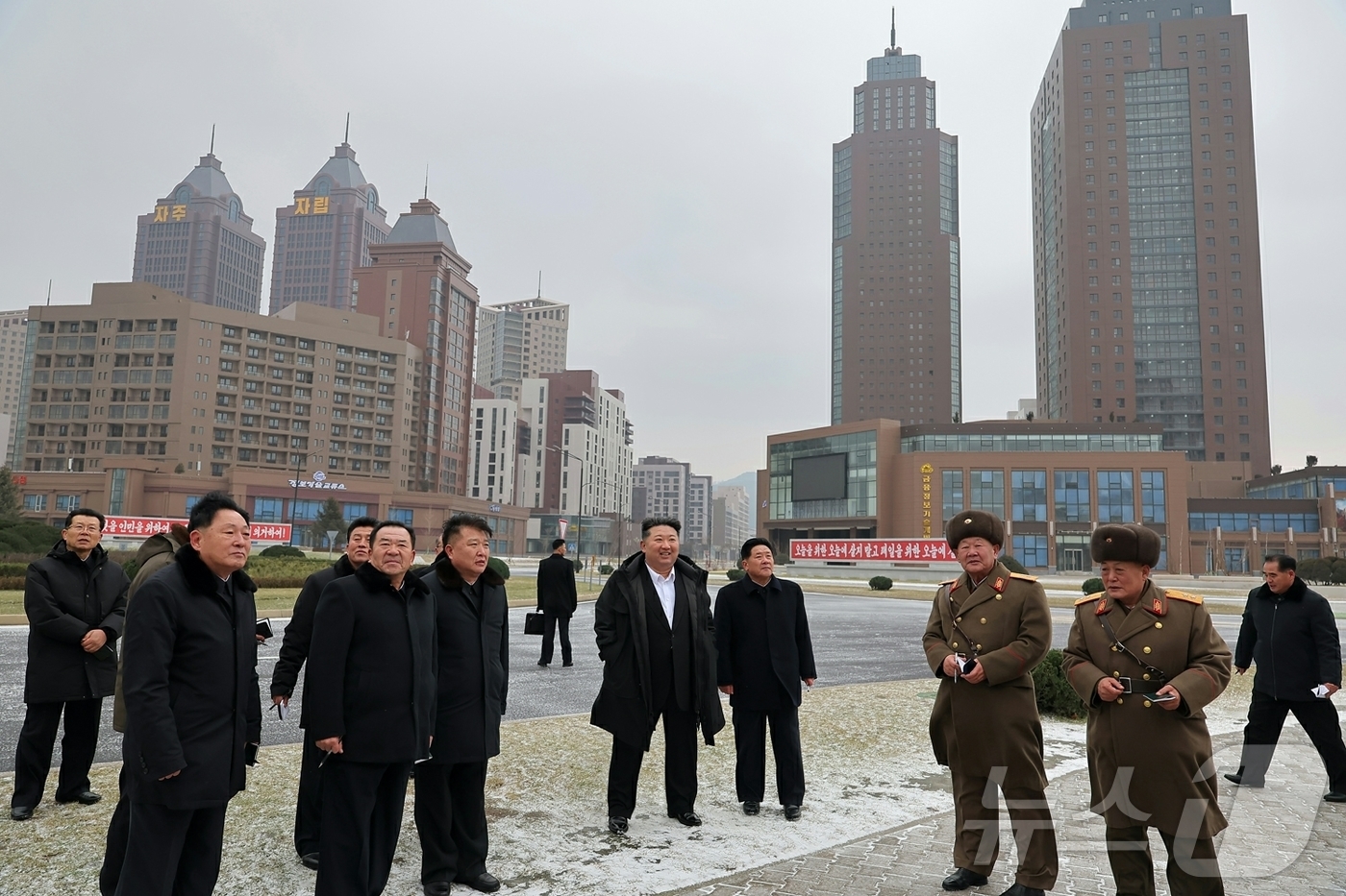 (평양 노동신문=뉴스1) = 북한 노동당 기관지 노동신문은 11일 "조선노동당 총비서이시며 조선민주주의인민공화국 국무위원장이신 경애하는 김정은동지께서 1월 10일 완공단계에 들어선 …