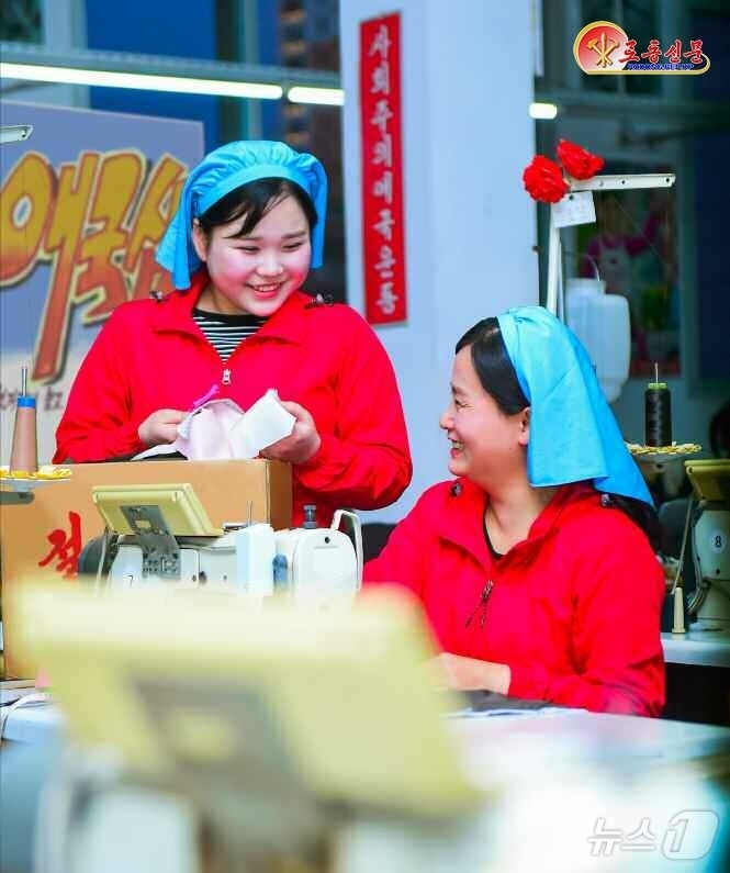 (평양 노동신문=뉴스1) = 북한 노동당 기관지 노동신문은 11일 "좋은 생활습관으로 절약의 예비를 얻는다"며 평양시피복공업관리국 피복기술준비소의 생산현장을 조명했다. [국내에서만 …