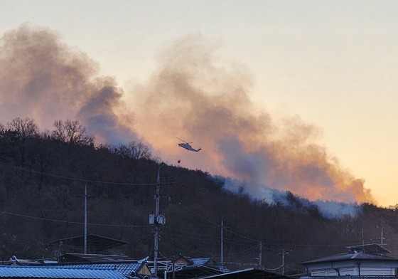 의성 산불, 일출과 함께 헬기 진화 시작