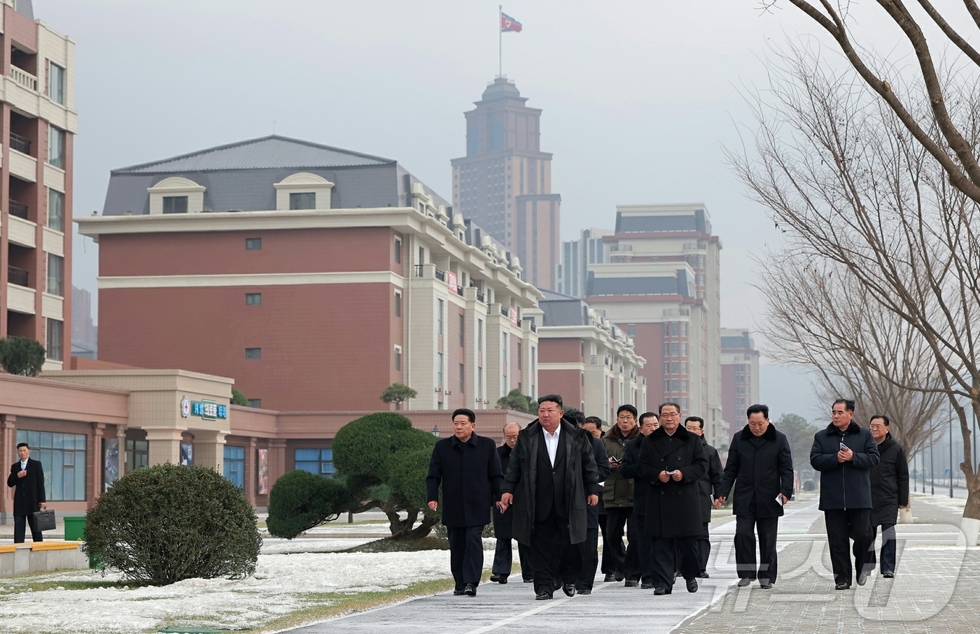 (평양 노동신문=뉴스1) = 북한 노동당 기관지 노동신문은 11일 "김정은 동지께서 1월 10일 완공단계에 들어선 화성지구 4단계 건설사업을 현지에서 지도하시였다"고 보도했다. [ …