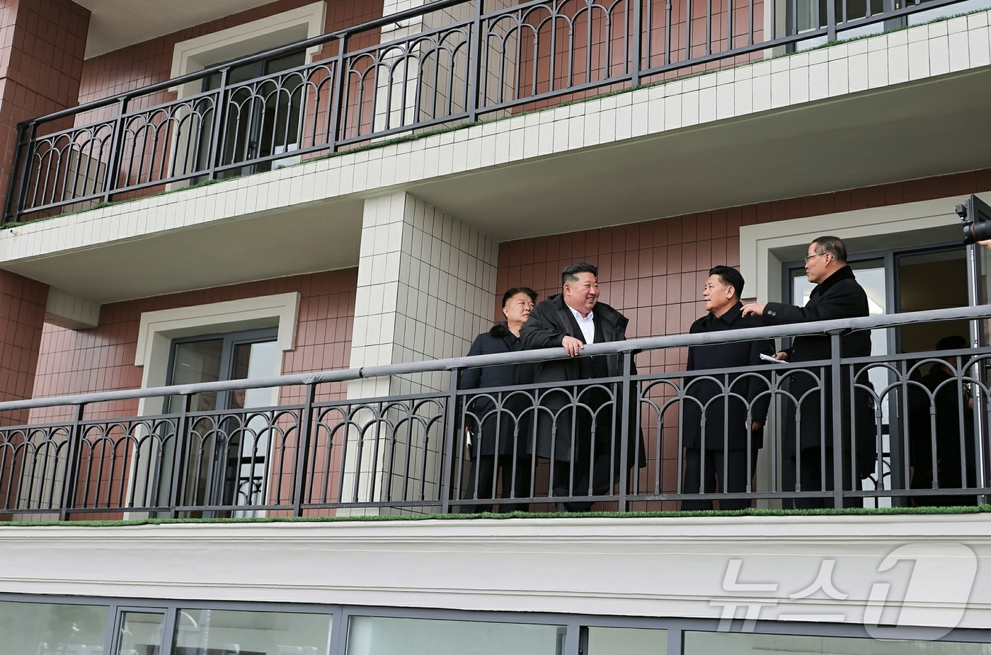 (평양 노동신문=뉴스1) = 북한 노동당 기관지 노동신문은 11일 "김정은 동지께서 1월 10일 완공단계에 들어선 화성지구 4단계 건설사업을 현지에서 지도하시였다"고 보도했다. [ …