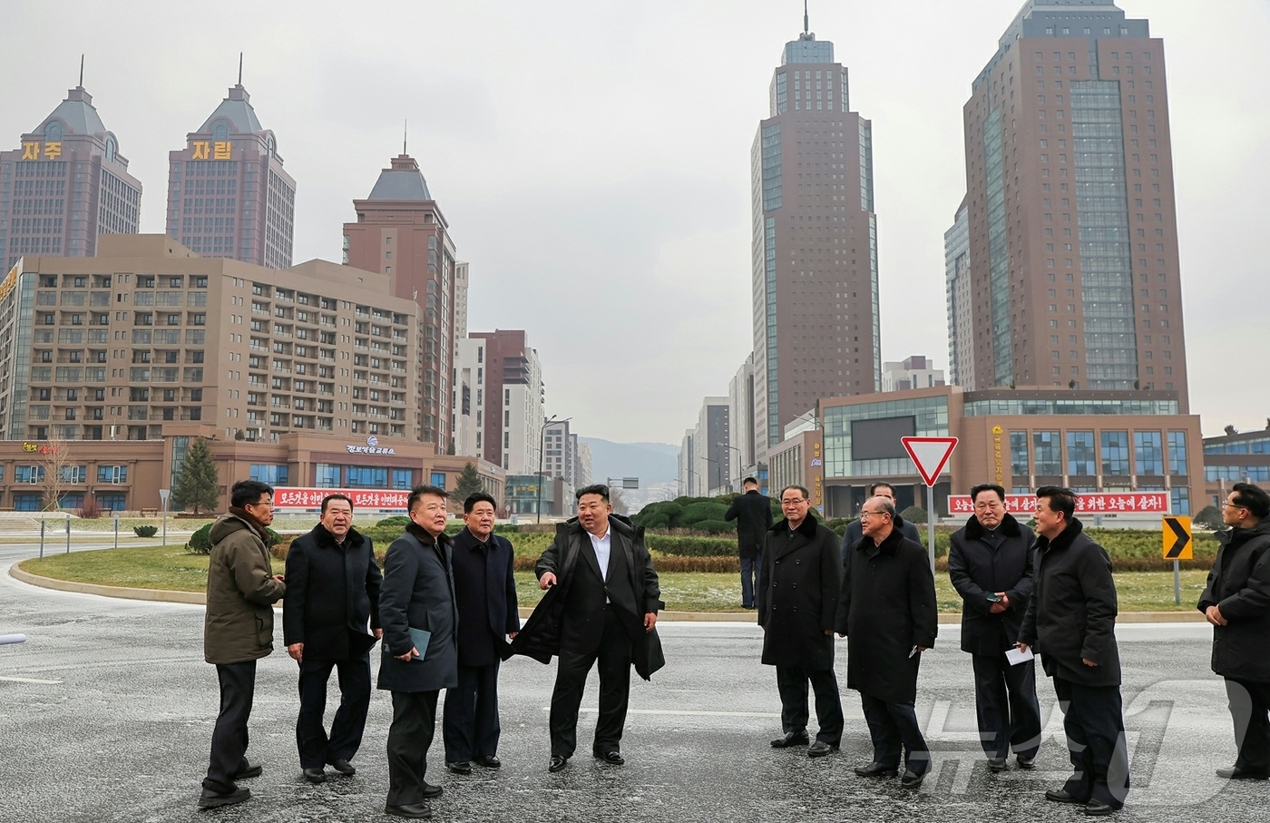 (평양 노동신문=뉴스1) = 북한 노동당 기관지 노동신문은 11일 "김정은 동지께서 1월 10일 완공단계에 들어선 화성지구 4단계 건설사업을 현지에서 지도하시였다"고 보도했다. [ …