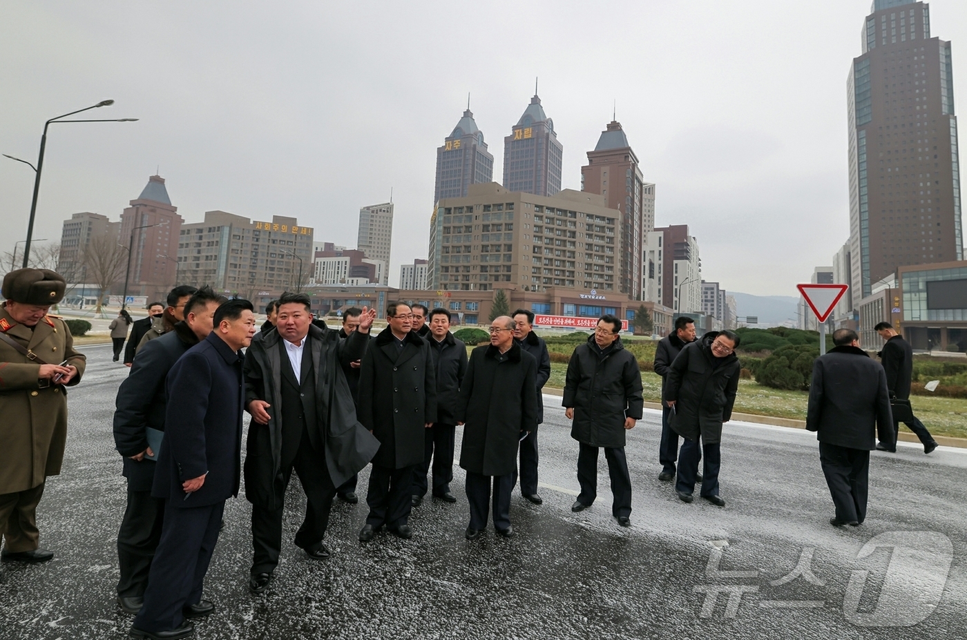 (평양 노동신문=뉴스1) = 북한 노동당 기관지 노동신문은 11일 "김정은 동지께서 1월 10일 완공단계에 들어선 화성지구 4단계 건설사업을 현지에서 지도하시였다"고 보도했다. [ …