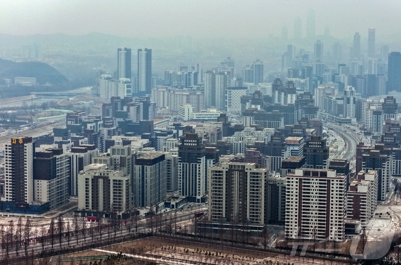 (평양 노동신문=뉴스1) = 북한 노동당 기관지 노동신문은 11일 "김정은 동지께서 1월 10일 완공단계에 들어선 화성지구 4단계 건설사업을 현지에서 지도하시였다"고 보도했다. [ …