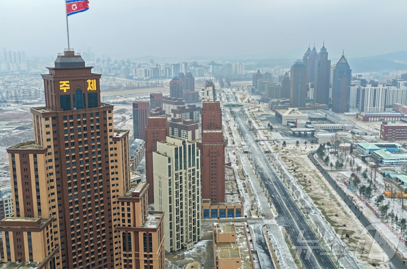 (평양 노동신문=뉴스1) = 북한 노동당 기관지 노동신문은 11일 "김정은 동지께서 1월 10일 완공단계에 들어선 화성지구 4단계 건설사업을 현지에서 지도하시였다"고 보도했다. [ …